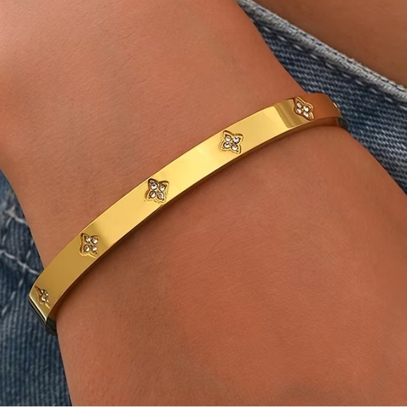 Four Leaf Clover Gold Stainless Steel Bangle Bracelet - Picture 2 of 2